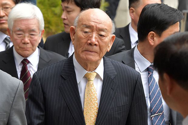 전두환 전 대통령이 광주지방법원으로 출두한 11일 광주지방법원 안에서 518유족회 회원들이 구호를 외치고 있다. 2019.03.11 [한주형기자]