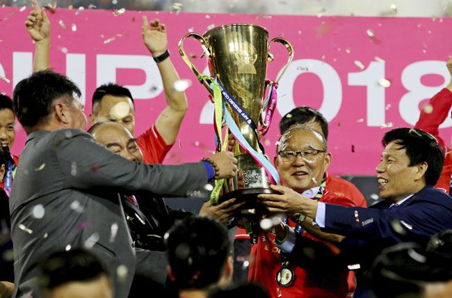 베트남 하노이 미딘 스타디움에서 열린 2018 아세안축구연맹(AFF) 스즈키컵 결승 2차전에서 베트남을 최종 우승으로 이끈 박항서 감독과 응우옌쑤언푹 베트남 총리(왼쪽 둘째)가 우승컵을 들어올리고 있다./사진=AP연합