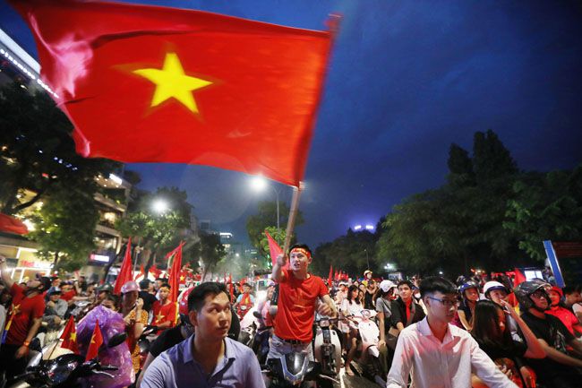 베트남 축구대표팀이 인도네시아에서 열린 아시안게임 준결승에서 한국에 1대3으로 패한 직후 수도 하노이 거리에 베트남 국기를 든 축구팬들이 몰려나와 박항서 감독과 선수들을 격려하고 있다./사진=EPA
