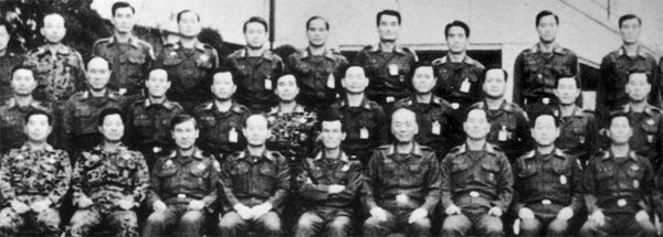 1979년 12·12쿠데타 직후 신군부 세력 주축들이 서울 보안사령부에서 기념촬영을 하고 있다. 앞줄 왼쪽 셋째가 노태우 전 대통령, 넷째가 전두환 전 대통령. [사진 출처 = 연합뉴스]