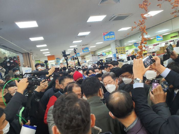 4일 이재명 더불어민주당 대선후보가 군산 공릉시장을 찾은 가운데 인파가 몰린 모습. <사진=이지용 기자>