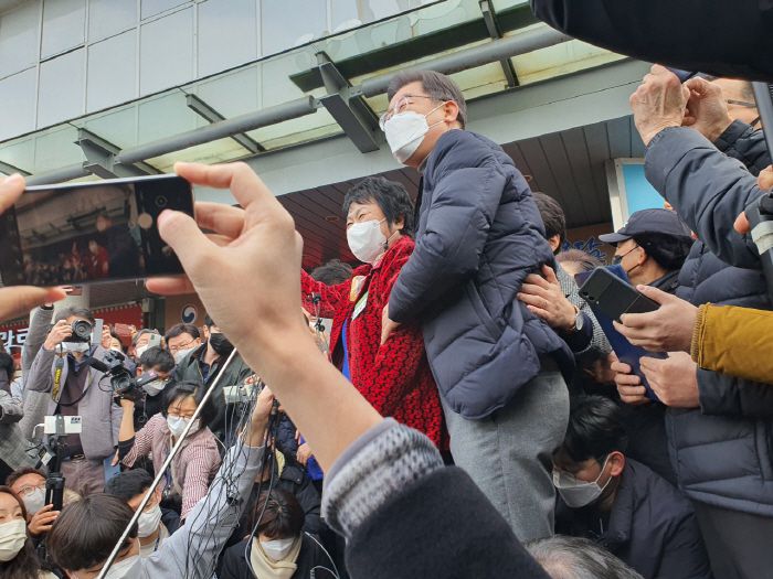 4일 이재명 더불어민주당 대선후보가 군산 공릉시장을 찾은 가운데 인파가 몰린 모습. <사진=이지용 기자>