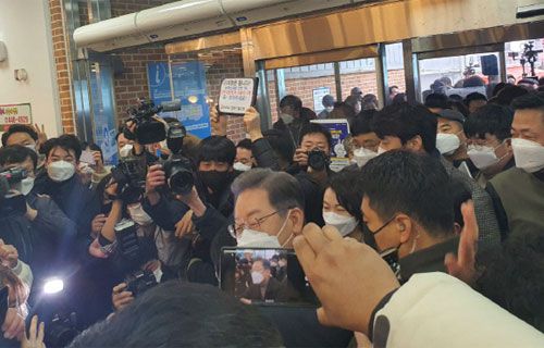 4일 이재명 더불어민주당 대선후보가 군산 공릉시장을 찾은 가운데 인파가 몰린 모습. <사진=이지용 기자>