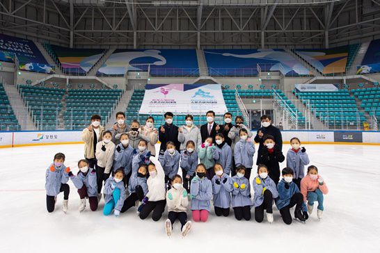 김연아 전 피겨선수가 12월 4일 강릉하키센터에서 플레이윈터 피겨스케이팅 아카데미의 인재 육성 프로그램에 스페셜 강사로 참여한 가운데 수업 후 기념촬영을 하고 있다. 사진=올댓스포츠 제공
