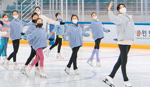 김연아가 지난 4일 강릉하키센터에서 열린 플레이윈터 스포츠 아카데미에 특별 강사로 참여해 피겨 꿈나무 선수들에게 본인의 2008~2009시즌 쇼트 프로그램인 `죽음의 무도`를 주제로 수업을 진행하고 있다. [사진 제공 = 2018평창기념재단]