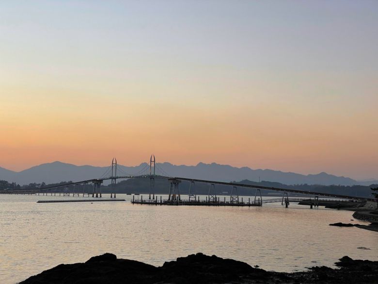 가우도에서 감상한 다산다리 노을뷰.