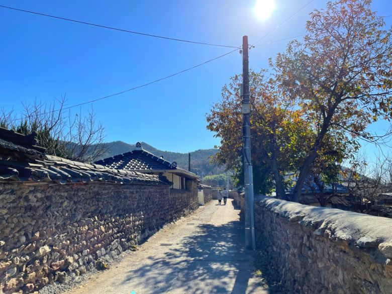 네덜란드식 담장이 있는 병영마을.