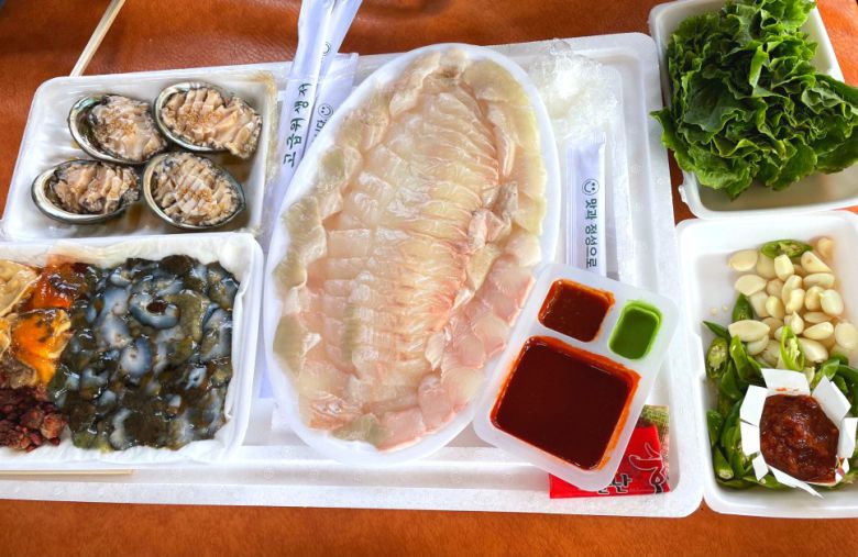 마량에서 산 광어회, 전복, 멍게, 해삼