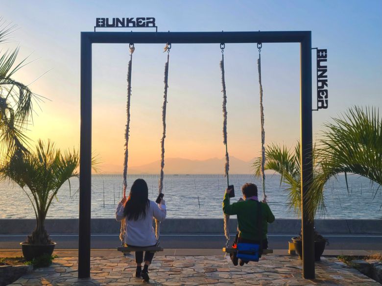 카페벙커 외부 그네 포토존.