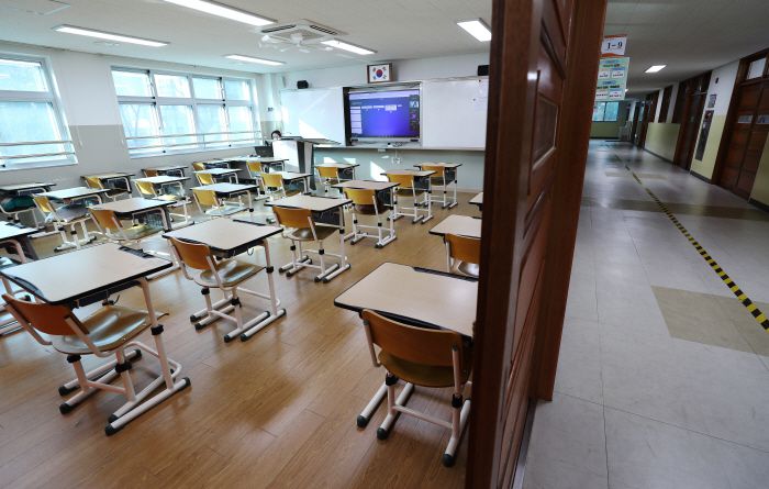초중고교 등교수업과 원격수업이 병행 실시된 20일 오전 세종시 한 중학교 1학년 교실에서 선생님이 원격수업을 하고 있다. [사진 출처 = 연합뉴스]