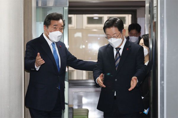 이재명 더불어민주당 대선후보(오른쪽)와 이낙연 국가비전·국민통합위원회 공동위원장이 27일 오전 서울 여의도 당사에서 열린 출범식에 참석하기 위해 들어서며 순서를 양보하고 있다. [이승환 기자]