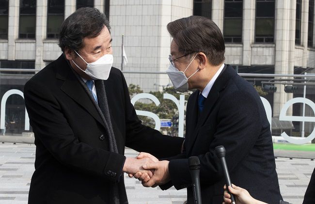 이재명 더불어민주당 대선후보와 이낙연 전총리가 지난 23일 중구 달개비 식당에서 열린 오찬 회동후 인사를 하고 있다. /사진=한주형 기자