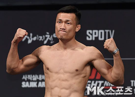 정찬성이 2019년 UFC 부산대회 계체 통과 후 포즈를 취하고 있다. 사진=김영구 기자