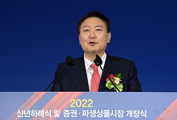 국민의힘 윤석열 대선 후보가 3일 오전 서울 여의도 한국거래소에서 열린 2022년 증권·파생상품시장 개장식에서 축사하고 있다. 2022.1.3 [국회사진기자단]