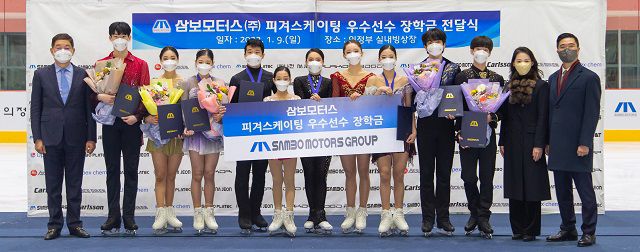 대한빙상경기연맹 김홍식 상임부회장(좌측 첫 번째), 피겨스케이팅 장학금 수혜 선수(중앙), 삼보모터스 홀딩사 대표 이수경(우측에서 두 번째), 삼보모터스 계열사 대표 박지훈(우측 첫 번째). 사진=빙상연맹 제공