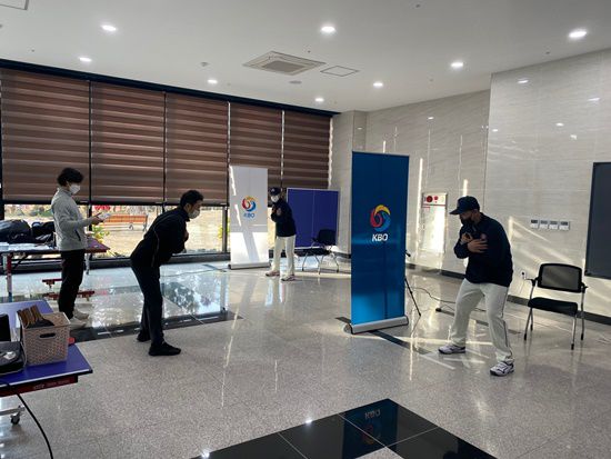 야구선수들의 고관절 가동 범위 검사. 사진=이종열 위원 제공