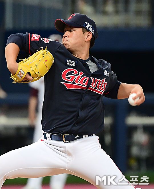 롯데 2년차 투수 김진욱은 패스트볼의 수직 무브먼트가 대단히 좋은 투수다. 라이징 패스트볼이라 해도 좋을 정도의 높이를 기록하고 있다. 넓어진 스트라이크 존의 가장 큰 수혜자가 될 수 있다는 평가가 나오고 있는 이유다.       사진=김영구 기자