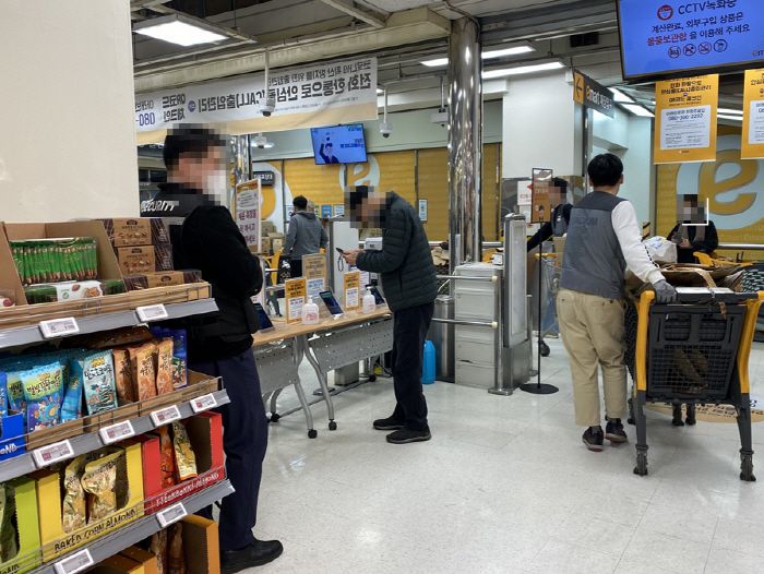 22일 오전 서울시 한 대형마트에서 시민이 입장을 위해 QR코드 인증을 하고 있다. [사진 = 이하린 기자]