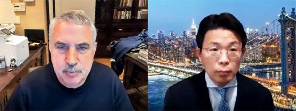 토머스 프리드먼 뉴욕타임스 칼럼니스트(왼쪽)가 박용범 매일경제 뉴욕특파원과 영상으로 인터뷰를 하고 있는 모습.