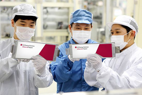 LG에너지솔루션 오창 전기차 배터리 생산라인에서 연구원들이 리튬이온폴리머를 살펴보는 모습. [사진 제공 = LG에너지솔루션]