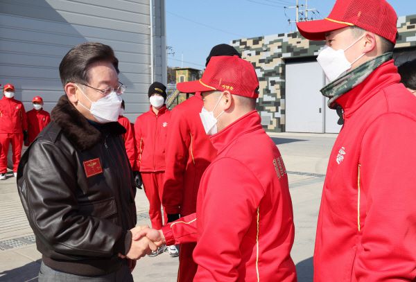 이재명 더불어민주당 대선후보가 28일 경기도 김포시 해병대 2사단 항공부대를 방문, MZ세대 장병과 인사하고 있다. [연합뉴스]