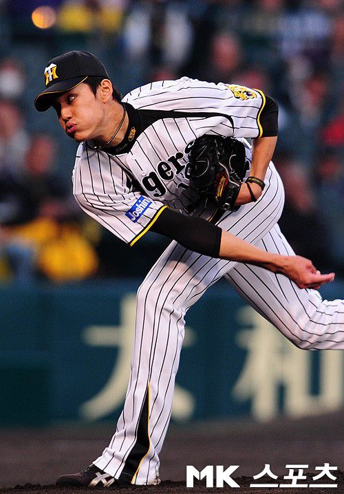 한신 후지나미가 요미우리 에이스 스가노와 합동 훈련을 하며 노하우를 전수 받았다. 하라 감독이 그를 강력하게 원한다는 설과 맞물려 남다르게 느껴지는 합동 훈련이었다고 할 수 있다.           사진=MK스포츠 DB