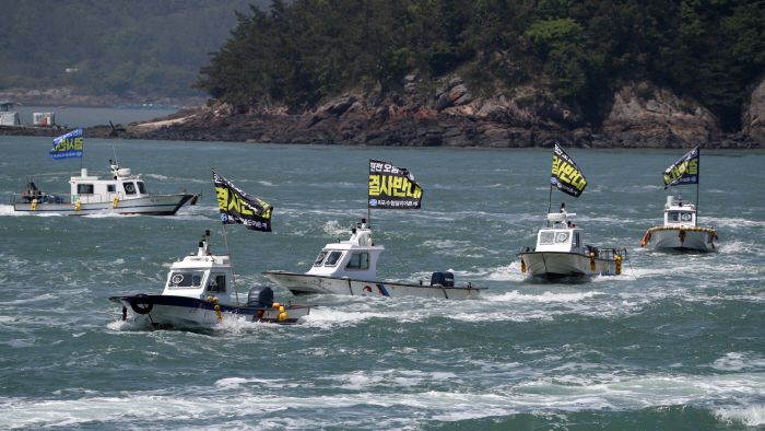지난해 4월 전남 목포 북항에서 열린 일본 후쿠시마원전 오염수 해양방출 규탄대회에서 어선들이 해상 시위를 하고 있다. [사진 = 연합뉴스]