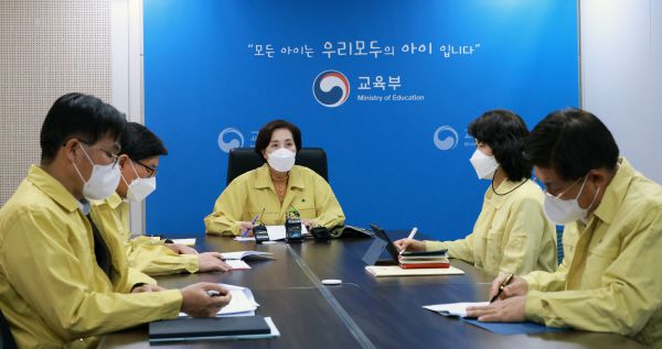 유은혜 사회부총리 겸 교육부 장관(가운데)이 지난달 27일 서울 영등포구 한국교육시설안전원에서 열린 제25차 학교일상회복지원단 회의에서 발언하고 있다. [사진 출처 = 연합뉴스, 교육부]