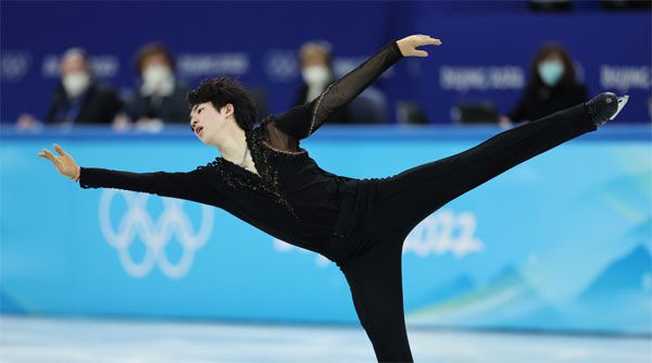 차준환이 8일 중국 베이징캐피털 실내경기장에서 열린 2022 베이징동계올림픽 피겨스케이팅 남자 싱글 쇼트프로그램 경기에서 그룹 `이터널 이클립스`의 음악 `페이트 오브 더 클록메이커(Fate of the Clockmaker)`에 맞춰 연기를 펼치고 있다. [사진 출처 = 연합뉴스]