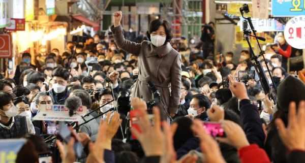 추미애 더불어민주당 전 법무 장관이 13일 제주도 서귀포시 매일올레시장에서 열린 이재명 대선후보의 즉석연설에서 지원유세를 하고 있다. [사진 = 연합뉴스]