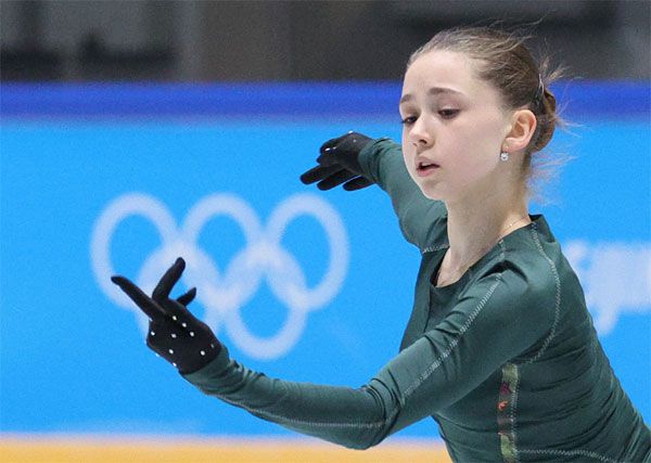 카밀라 발리예바가 14일 여자 싱글 경기를 앞두고 훈련하고 있다. 쿼드러플(4회전) 점프를 자유롭게 구사하고, 표현력과 예술성까지 갖춘 발리예바는 현역 최강 선수로 꼽힌다. [로이터 = 연합뉴스]