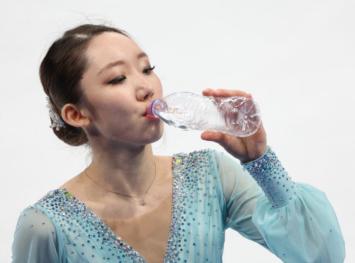 김예림이 15일 오후 중국 베이징 캐피털 실내경기장에서 열린 2022 베이징 동계올림픽 피겨스케이팅 여자 싱글 쇼트 프로그램에 출전해 프란츠 리스트의 `사랑의 꿈` 음악에 맞춰 연기를 하기 앞서 물을 마시고 있다. [사진 출처 = 연합뉴스]