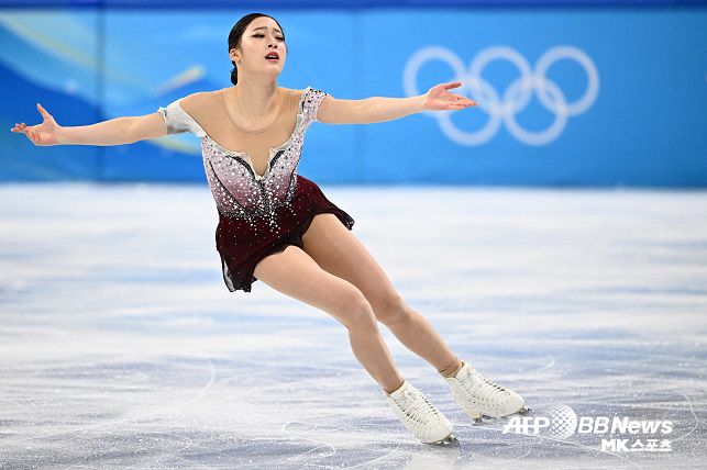 유영이 17일 중국 베이징의 캐피털 인도어 스타디움에서 열린 2022 베이징 동계올림픽 여자 피겨스케이팅 싱글에 출전해 연기하고 있다. 사진(중국 베이징)=AFPBBNEWS=NEWS1