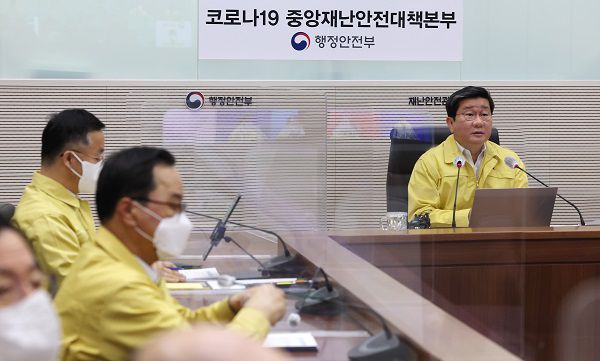 전해철 중앙재난안전대책본부 2차장이 지난 21일 오전 세종시 정부세종2청사에서 열린 코로나19 대응 중앙재난안전대책본부 회의에서 발언하고 있다. [사진 출처 = 연합뉴스]