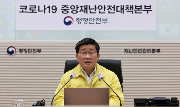 전해철 중앙재난안전대책본부 2차장이 지난 21일 오전 세종시 정부세종2청사에서 열린 코로나19 대응 중앙재난안전대책본부 회의에서 발언하고 있다. [사진 출처 = 연합뉴스]