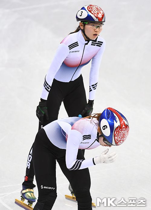 심석희(3번) 최민정(6번)이 2018 평창동계올림픽 여자쇼트트랙 1000m 결선을 마치고 퇴장하고 있다. 사진=천정환 기자