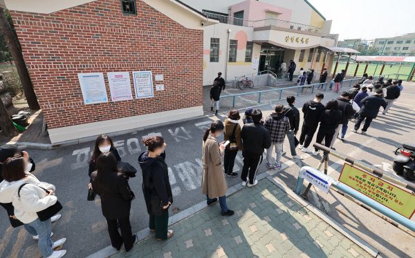 제20대 대통령선거일인 9일 서울 송파구 잠전초등학교 체육관에 마련된 잠실본동 투표소에서 유권자들이 투표를 기다리고 있다. [사진 출처 = 연합뉴스]