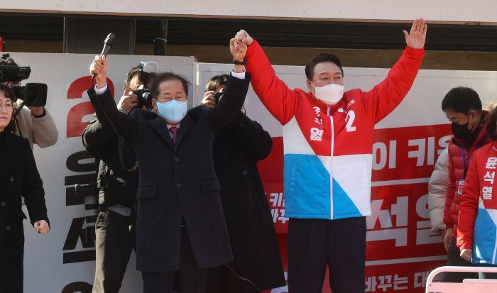 국민의힘 윤석열 대선 후보가 지난달 15일 오후 대구 동구 동대구역 광장에서 열린 거점 유세에서 지지 연설을 마친 홍준표 선대본 상임고문과 인사하고 있다. [사진 출처 = 연합뉴스]