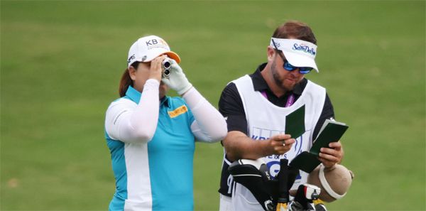 지난해 열린 메이저 위민스 PGA 챔피언십에서 박인비가 거리측정기를 사용하는 모습. 올해는 KLPGA 투어에서도 선수들이 거리측정기를 사용하는 모습을 볼 수 있게 됐다. [AFP = 연합뉴스]