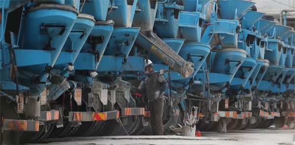 시멘트 생산에 들어가는 유연탄 가격이 천정부지로 치솟으며 시멘트 공급 대란 우려가 점차 커지고 있는 가운데 20일 서울의 한 레미콘 회사에 레미콘 차량들이 줄지어 서 있다. [이승환 기자]