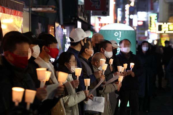 한국자영업자중기연합 회원들이 지난달 25일 밤 서울 종로구 관철동에서 24시간 영업개시 선포식을 하고 있다. [사진 출처 = 연합뉴스]