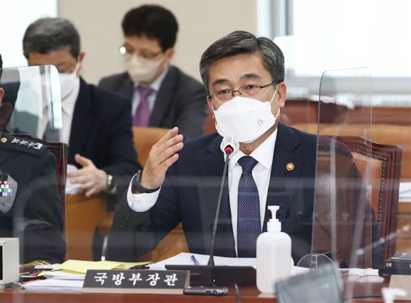 서욱 국방부 장관이 22일 국회에서 열린 국방위원회 전체회의에서 국회의원들의 질문에 답변하고 있다.  [한주형 기자]