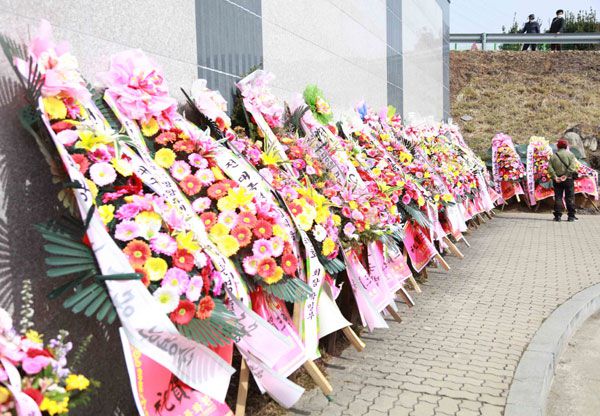 대구 달성군 유가읍 쌍계리 박근혜 전 대통령 사저 주변에 지지자들이 보낸 화환이 놓여져 있다.[사진 출처 = 연합뉴스]