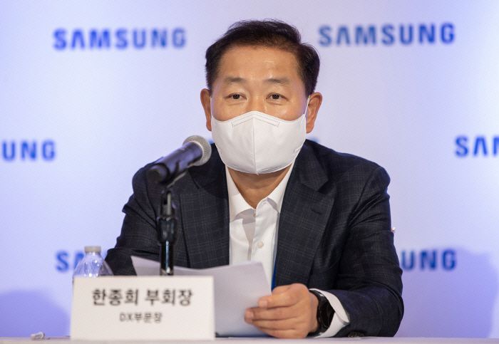 한종희 삼성전자 부회장이 지난 1월 미국 라스베이거스에서 열린 CES2022에서 삼성과 LG의 `OLED 동맹설`에 관한 기자들의 질문에 답하고 있다. [사진 출처 = 삼성전자]