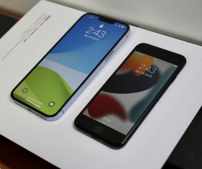 아이폰 13 프로 맥스와 아이폰 SE를 나란히 놓은 모습