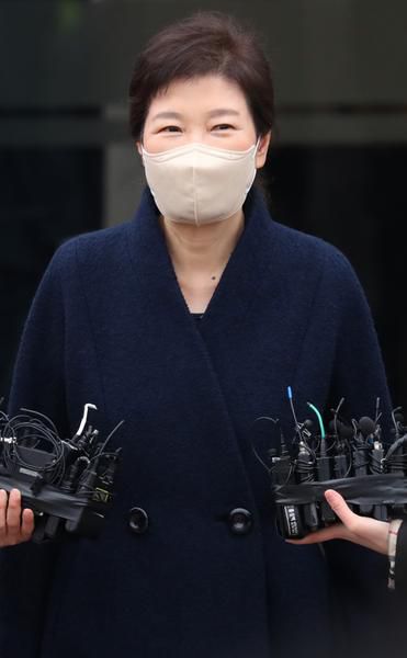 지난해 12월 특별사면을 받아 같은 달 31일 0시 석방된 후 삼성서울병원에서 치료를 받아온 박근혜 전 대통령이 지난 24일 퇴원하고 있다. [박형기 기자]