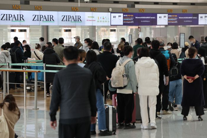 국내외에서 코로나19 백신 접종을 완료한 해외입국자들의 자가격리 의무가 면제되는 등 방역완화 기조 효과로 공항 이용 인원이 늘고 있는 가운데 지난 3일 오전 인천국제공항 1터미널 출국장 체크인 카운터에서 탑승객들이 출국 수속을 밟기 위해 대기하고 있다. 사진은 기사와 직접적인 연관이 없음. [사진 출처 = 연합뉴스]