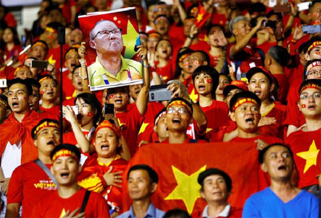 베트남 축구 팬들이 지난 2019년 필리핀 마닐라에서 열린 제30회 동남아시안게임(SEA) 결승전에서 박항서 감독을 연호하며 응원하고 있다. 박 감독이 이끄는 베트남팀은 이날 결승전에서 인도네시아를 3대0으로 꺾고 1959년 대회 창설 이후 60년 만에 처음으로 금메달을 땄다. [로이터 = 연합뉴스]