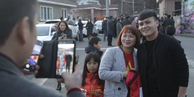 베트남 축구 스타 응유옌꽝하이(오른쪽)가 박항서 감독의 고향인 산청을 찾아 관광객들과 함께 사진을 찍고 있다. [연합뉴스]