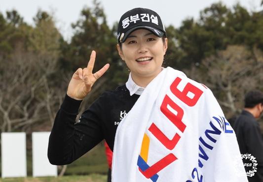 장수연이 2022 KLPGA 개막전 롯데렌터카여자오픈서 우승을 차지한 뒤 포즈를 취하고 있다. 사진=KLPGA 제공